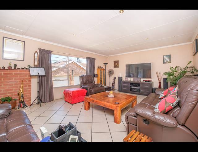 4 BEDROOM FREEHOLD FOR SALE IN WELTEVREDEN PARK